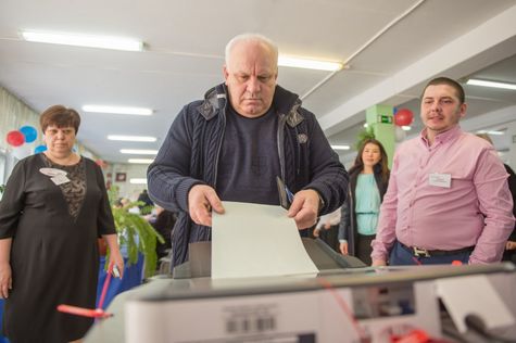 Виктор Зимин голосует на выборах Президента России